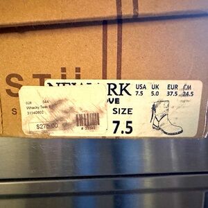 Bedstu short boots. Bought for my daughter but she wears 8.